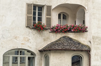 Facade i byen Chiavenna i Lombardiet, Italien