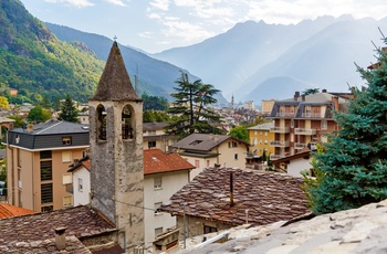 Byen Chiavenna i Lombardiet, Italien