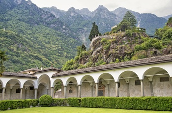 Kloster i byen Chiavenna i Lombardiet, Italien