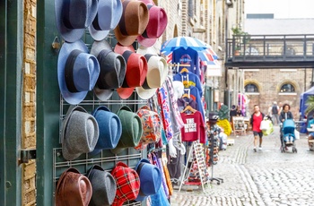 Marked med farverige hatte, London i England
