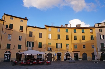 Den smukke plads i Lucca, Piazza dell'Anfiteatro - Toscana