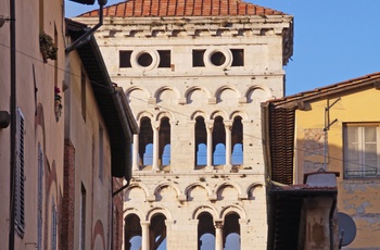 Udsigt til kirken San Michele in Foro tårnet i Lucca, Toscana