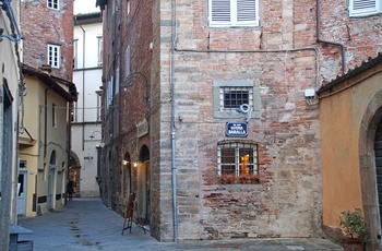 Smal gade i Luccas gamle bydel, Toscana