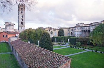 Udsigt fra bymuren og ind til Luccas gamle bydel, Toscana
