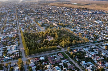 Luftfoto af Karakol i Kirgisistan