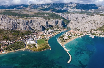 Luftfoto af kystbyen Omis ved mundingen af Cetina-floden, Kroatien