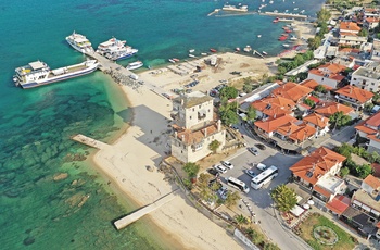 Luftfoto af kystbyen Ouranoupoli på Halkidiki - Grækenland