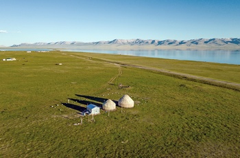Luftfoto af jurt-camp ved Song Kul-søen - Kirgisistan