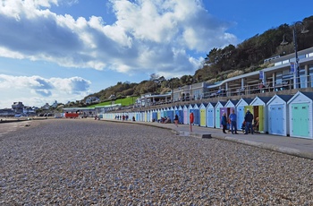 Farverige badehuse langs stranden i Lyme Regis - Sydengland