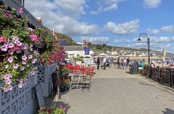 Stemning på strandpromenaden i kystbyen Lyme Regis - Sydengland