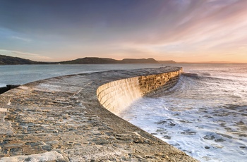 Bølgebryderen / havnemuren The Cobb udenfor kystbyen Lyme Regis - Sydengland