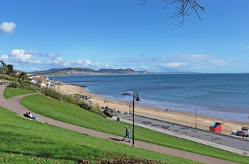 Udsigt til Sandy Beach i kystbyen Lyme Regis - Sydengland