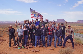 Glade gæster på en af MC-rejserne gennem Monument Valley i Arizona