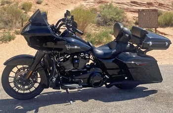 En super flot sort Harley Davidson i ørkenen - MC USA