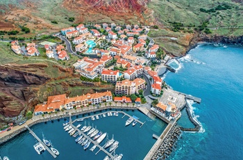 Luftfoto af kystbyen Caniçal på Madeira