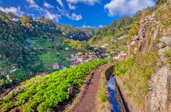 Levada langs bjerg og mod byen Marocos på Madeira