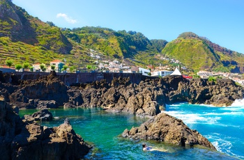 Porto Moniz ligger spektakulært for foden af bjergene, Madeira