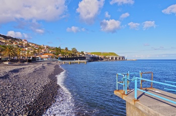 Sort stenstrand i Santa Cruz på Madeira