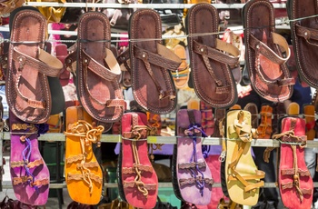Farverige sandaler set på El Rastro Markedet i Madrid, Spanien