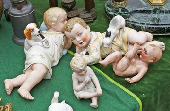 Porcelænsfigurer set på El Rastro Markedet i Madrid, Spanien