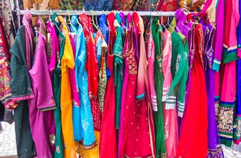 Farverigt tøj set på El Rastro Markedet i Madrid, Spanien