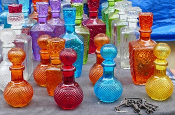 Farverige små flasker set på El Rastro Markedet i Madrid, Spanien