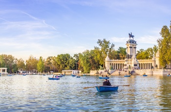 Monument til Kong Alfonso XII i El Retiro park i Madrid, Spanien