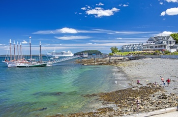 Sommerstemning ved stranden i Bar Harbor - Maine i USA