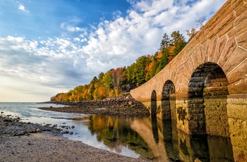 Bro ved kyststrækning i Acadia National Park på Mount Desert Island, Maine i USA