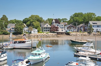 Strand og havn i kystbyen Kennebunkport i Maine, USA
