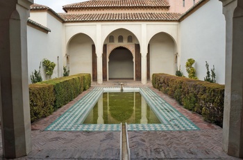 Gårdhave i Alcazaba i Malaga, Andalusien