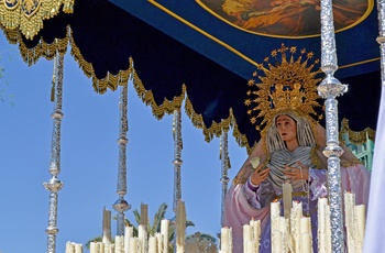 Trone med jomfru Maria til påskeoptoget, Semana Santa på vej gennem Malaga