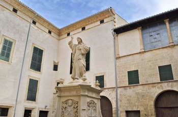 Statue foran Diocesa Museum i Palma de MAllorca