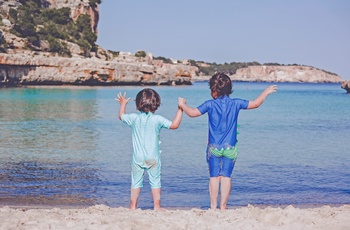 2 børn ved strand på Mallorca