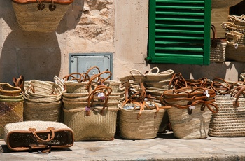 Flettede tasker til salg, Mallorca i Spanien