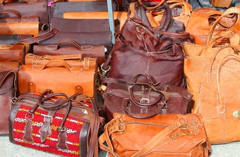 Marked på Mallorca med lædertasker