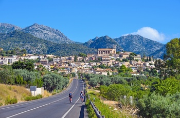 Cykelister på vej mod Selva - by midt på Mallorca