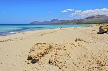 Stranden Son Serra de Marina i den sydlige ende af Alcudia bugten