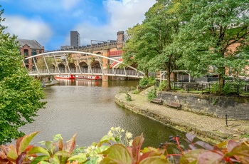 Kanal i Manchester på en sommerdag, England