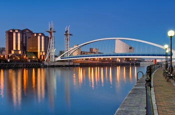 Salford Quays, bro og The Imperial War Museum i Manchester, England