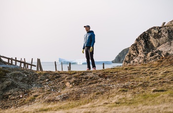 Mand hiker langs kysten ved kystbyen Twillingate på Newfoundland - Canada