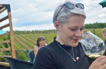 Maria nyder et glas vin i Willametta Valley, Oregon - Rejsespecialist i Vejle