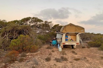 Maria overnatter i sin hjemmelavet autocamper, Nullarbor i Australien - Rejsespecialist i Vejle