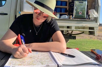 Maria planlægger ruten i Australien - Rejsespecialist i Vejle