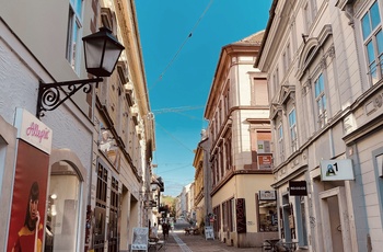 Smal gade i det gamle centrum af byen Maribor, Slovenien - Foto: Katja Nemec Unsplash