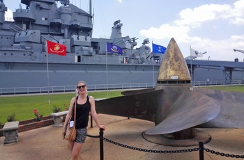 Marlene foran USS Alabama, Mobile - rejsespecialist i Roskilde