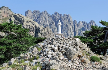 Marmorstatuen Notre Dame des Neiges ved Bavella-passet på Korsika, Frankrig