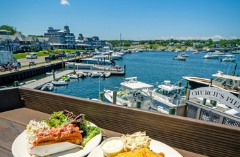 Frokost i lille havn på øen Martha's Vineyard - Foto Benjamin R. on Unsplash