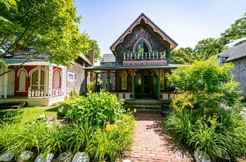 En af mange gamle huse på øen Martha's Vineyard, Massachusetts  - Foto Benjamin R. on Unsplash