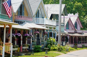 Smukke gamle huse i byen Oak Bluffs på øen Martha's Vineyard, Massachusetts 